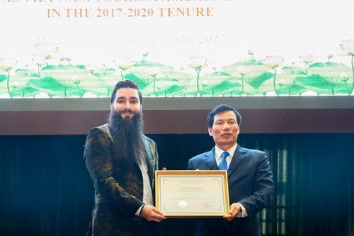  Bộ trưởng Bộ VHTTDL Nguyễn Ngọc Thiện trao Giấy Chứng nhận danh hiệu Đại sứ Du lịch Việt Nam nhiệm kỳ 2017 – 2020 cho ông Jordan Vogt- Roberts